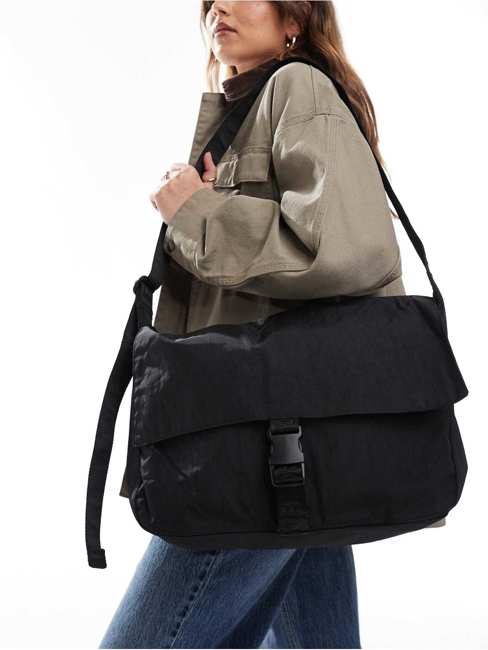 BAGGU large messenger bag in black.